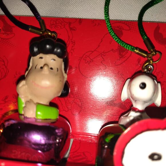 Charlie Brown Peanuts Christmas Jingle Buddies Bells 2006 Ornaments Snoopy Hangs - Picture 2 of 11